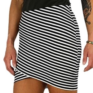 NWT Zara Mini Skirt Black & White Striped - SIZE S